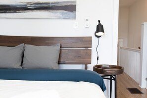 4 bedrooms, desk, iron/ironing board, free WiFi - Sunny Multi Level House Close To Beach! (Toronto)