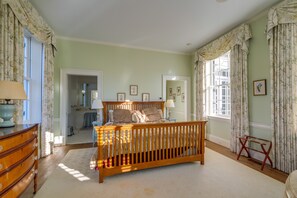6 bedrooms, desk, iron/ironing board, travel cot