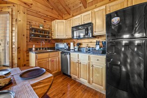Fridge, microwave, oven, stovetop - Spring Break Dates Open~Book 2025 Early~Smoky Mtn~Cozy Cabin close to everything (Pigeon Forge)