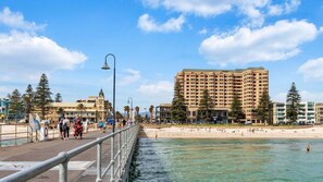 Beach nearby - Broadway by The Beach (Glenelg South)