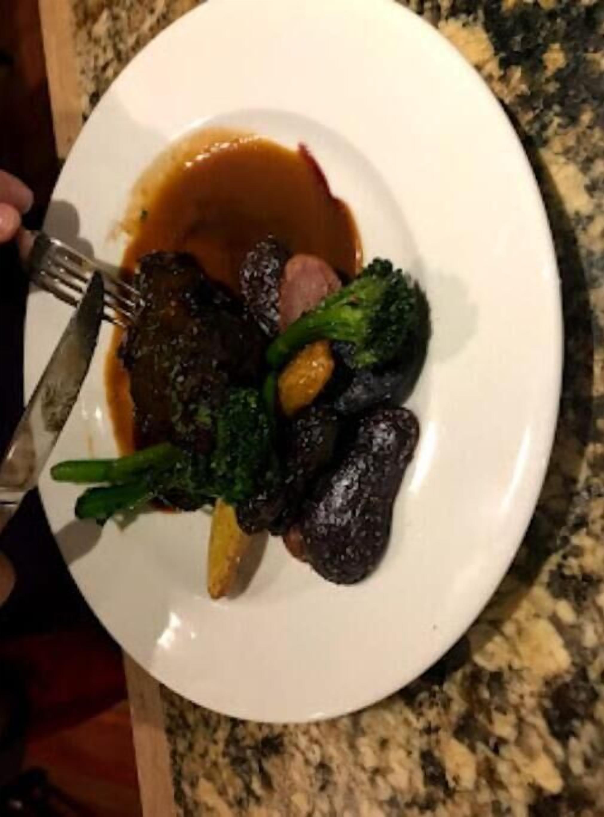 Une assiette de nourriture avec une fourchette.
