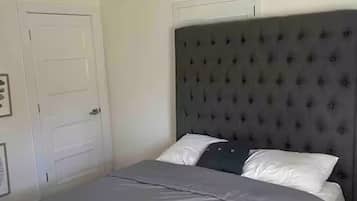 Een strijkplank/strijkijzer, wifi, beddengoed