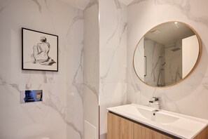 Shower, hair dryer, towels