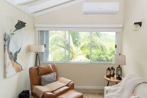 Smart TV, libros y estéreo 