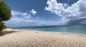 Ubicación cercana a la playa, tumbonas y toallas de playa