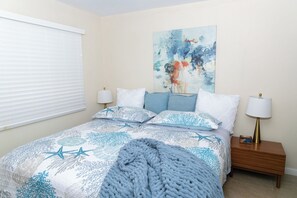 2 dormitorios, caja fuerte, escritorio y tabla de planchar con plancha