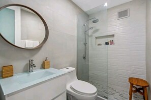 Shower, hair dryer, towels, soap - Cozy house on the fun side of PR (Carolina)