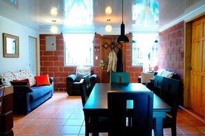 Villa Familiale, vue fleuve | Coin séjour | TV connectée de 32 pouces avec chaînes par câble, services de streaming