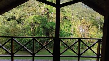 Vila família, vista para o rio | Terraço/pátio