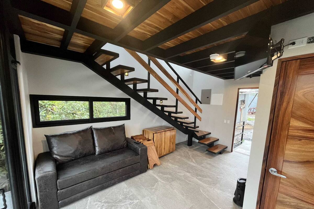 Design-Villa | Wohnbereich | 32-Zoll-Smart-TV mit Kabelempfang, Streaming-Dienste