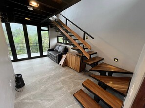 Villa Design | Coin séjour | TV connectée de 32 pouces avec chaînes par câble, services de streaming
