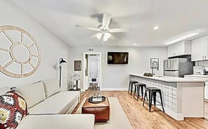 Living area - Global Cup Near Deep Ellum + Downtown Dallas Flat (Dallas)