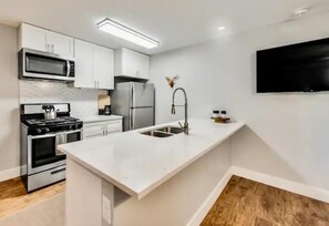 Frigorifero, microonde, forno, piano cottura