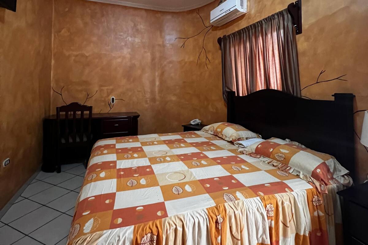 1 habitación, decoración personalizada, muebles diferentes y escritorio