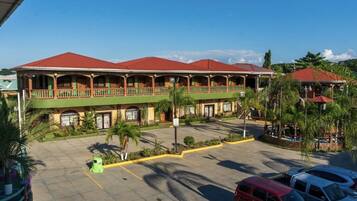 Vista frontal de la propiedad