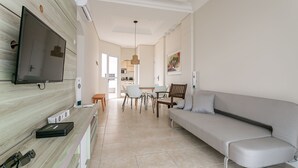 Luxury Apartment | Ruang tamu | 40 inci sebuah televisyen pintar dengan digital 