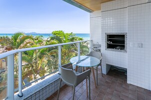 Design Apartment | Living area | 40-inch Smart TV with digital channels