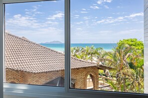 Junior-huoneisto | Oleskelualue | 40–tuumainen äly-TV, jossa digitaalikanavat