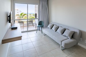 Design Apartment | Living area | 40-inch Smart TV with digital channels - Aquarelle by Viva Prédio nos Ingleses pé-na-areia com piscina (Florianópolis)