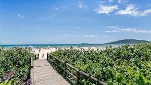 Di pantai 