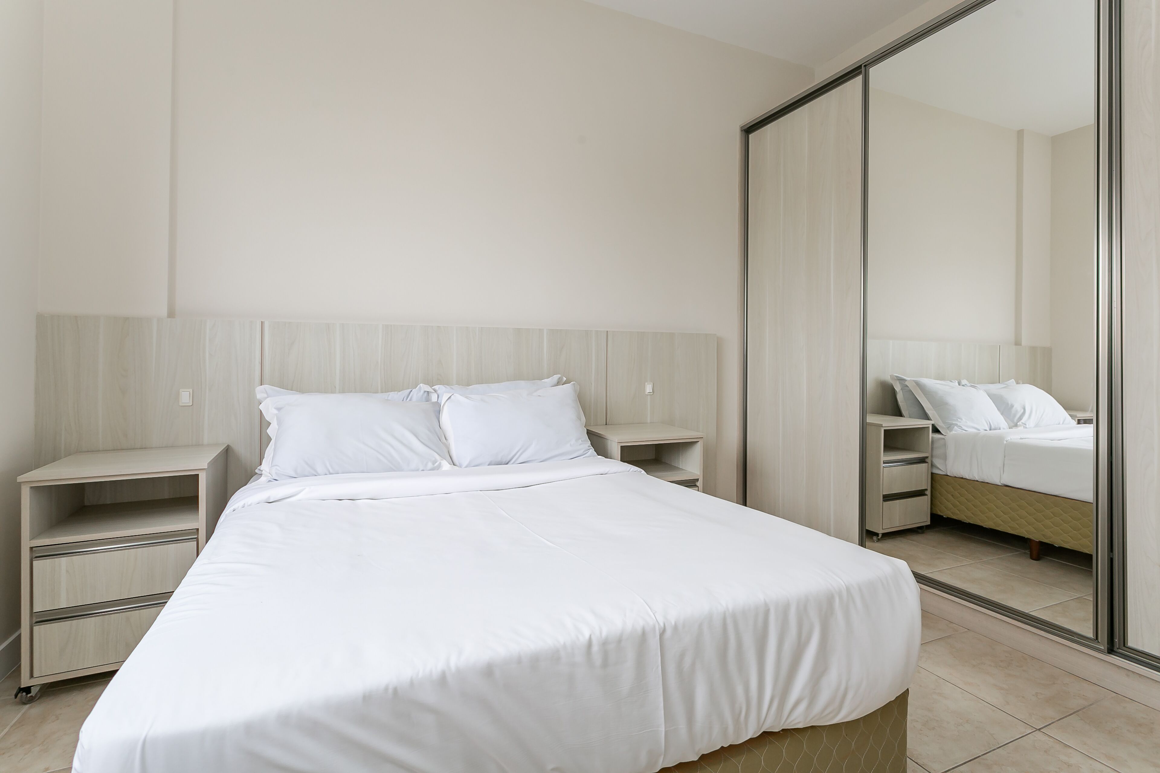 Tabla de planchar con plancha, wifi gratis y ropa de cama 