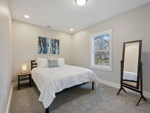 3 bedrooms, WiFi, bed sheets - Modern Lux 3BR 3BA CentralFreePK.

 (Columbus)