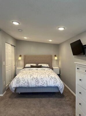 3 bedrooms, desk, iron/ironing board, travel cot