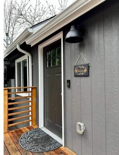 3-BR PNW retreat where nature and outdoors meet rural and urban convenience!