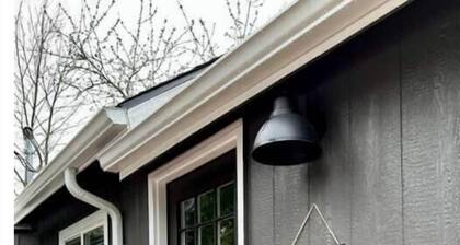 3-BR PNW retreat where nature and outdoors meet rural and urban convenience!