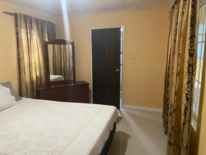 2 bedrooms, iron/ironing board, WiFi, bed sheets - Welcome to our villa, enjoy the local vibes, AC, WIFI, hot water, cable.
(Old Harbour)