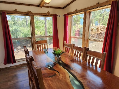 Pancho Villa Cabin: Mesmerizing Views Await Your Unforgettable Retreat