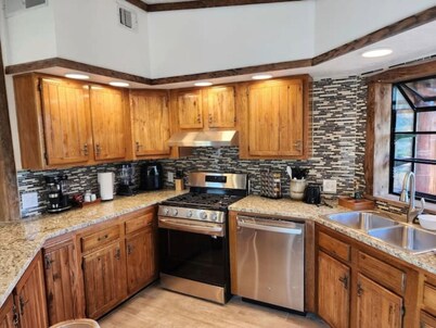 Pancho Villa Cabin: Mesmerizing Views Await Your Unforgettable Retreat