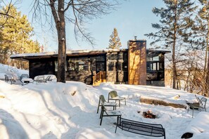 Property grounds - The Atomic Lodge - Luxury Mid-Century Sanctuary (Ely)