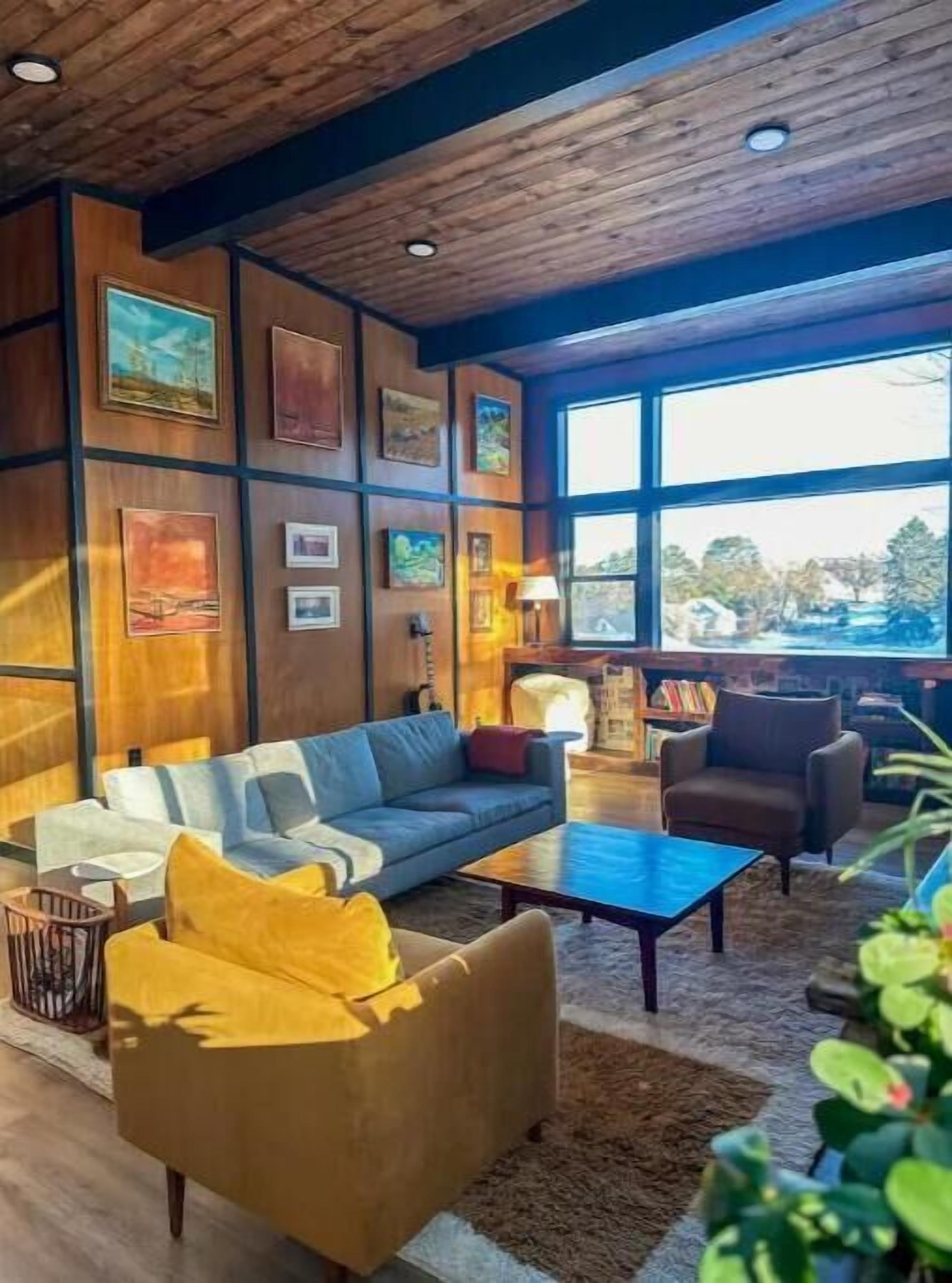 The Atomic Lodge - Luxury Mid-century Sanctuary - Ely, MN