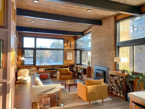 The Atomic Lodge - Luxury Mid-Century Sanctuary