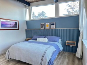 4 bedrooms, desk, iron/ironing board, WiFi - The Atomic Lodge - Luxury Mid-Century Sanctuary (Ely)