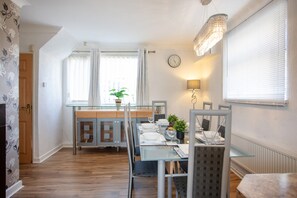 Dining - Rawmarsh House, Rotherham for Contractors & families (Hosted by: Emu-J stays) (Rawmarsh)