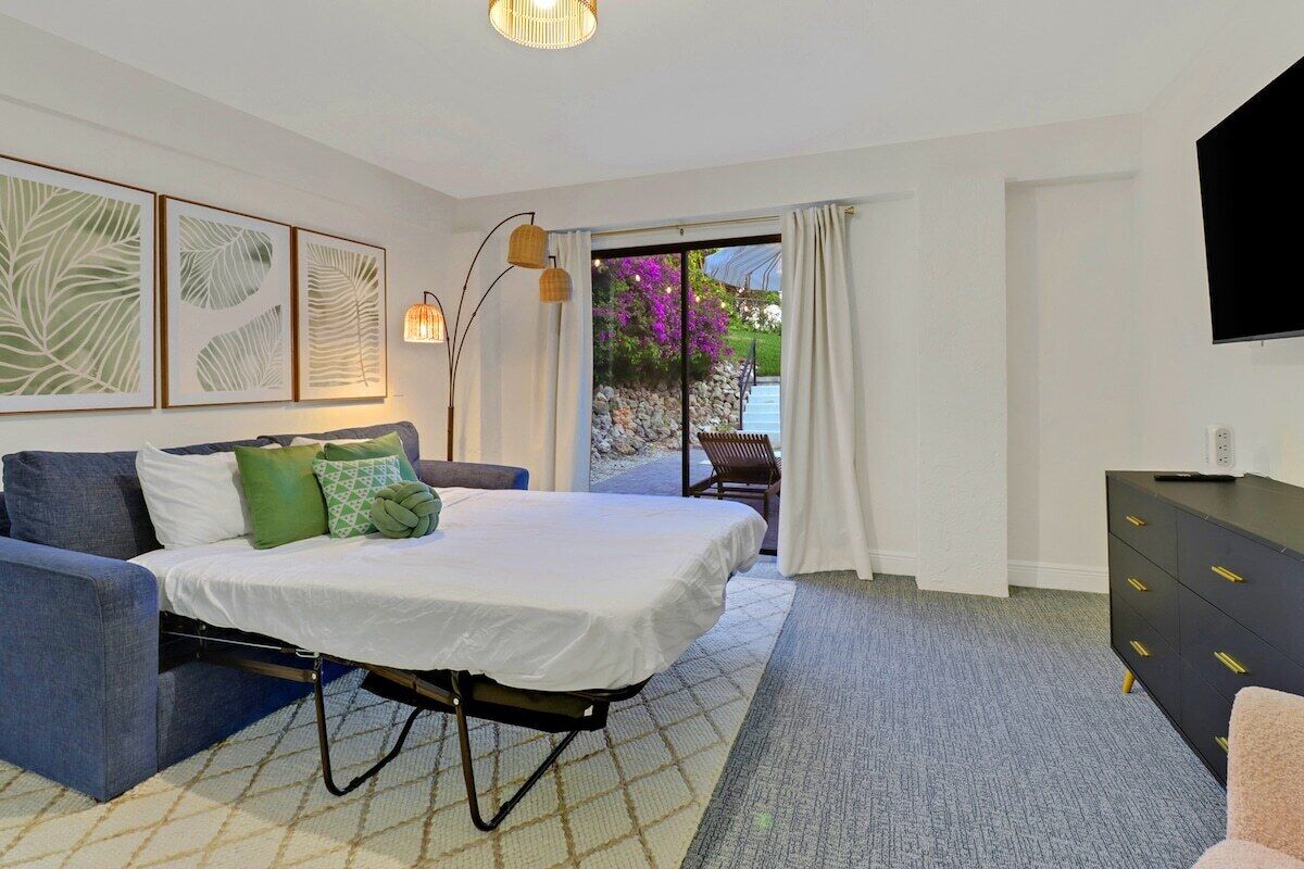 5 bedrooms, iron/ironing board, WiFi (free), bed sheets