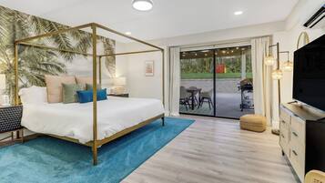 5 bedrooms, desk, iron/ironing board, travel crib