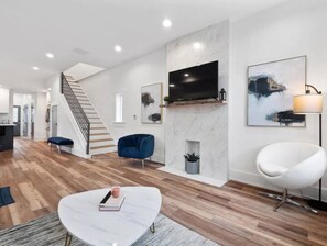 Una televisión, una chimenea