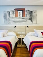 Classic Quadruple Room | Peralatan tempat tidur hipoalergenik, peti besi dalam bilik, meja