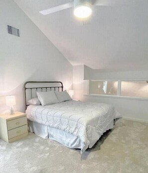 4 habitaciones, escritorio y tabla de planchar con plancha 