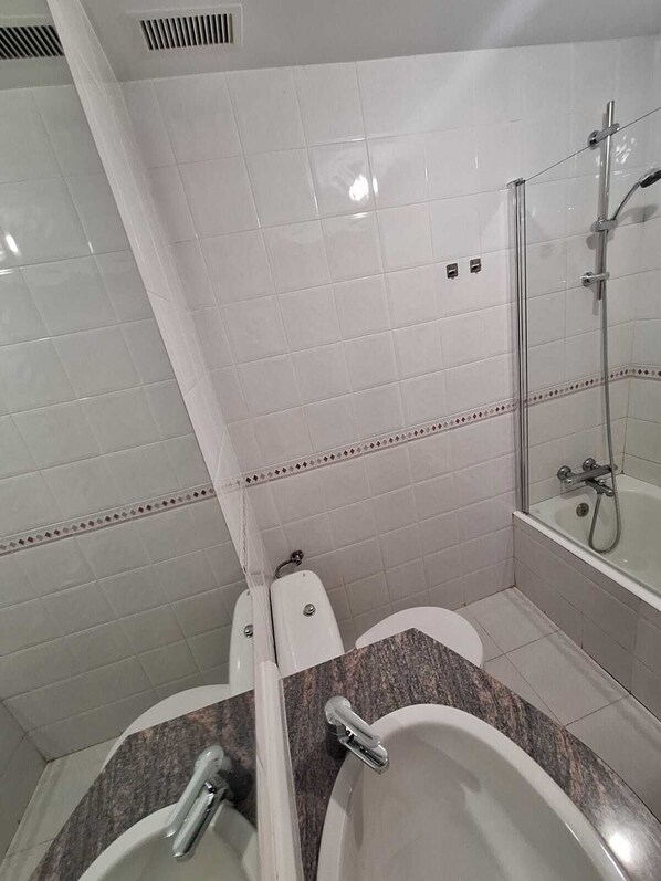 Bidet, håndklæder, Sæbe, Shampoo