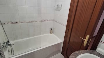 Bidê, toalhas de banho, sabonete, shampoo