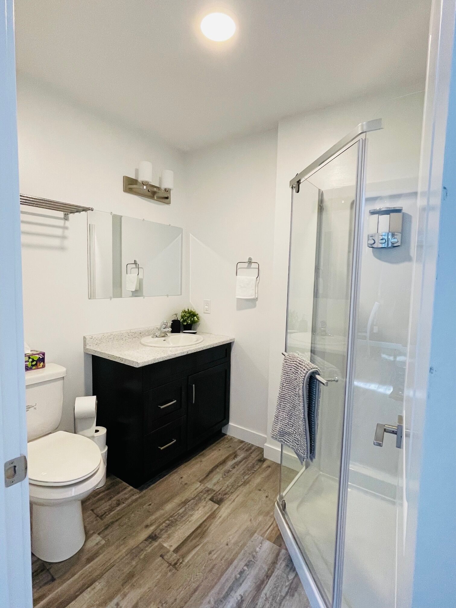 Dutxa, assecador de cabells, bidet i tovalloles 