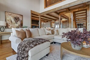 TV, fireplace, video games - Luxury Cabin - Mountain Views, Pool Table, Hot Tub (Mineral Bluff)