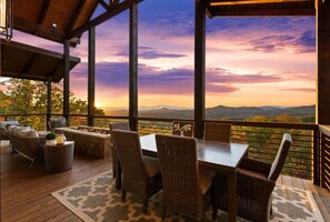 Outdoor dining - Luxury Cabin - Mountain Views, Pool Table, Hot Tub (Mineral Bluff)