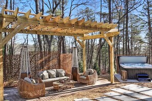 Outdoor spa tub - Luxury Cabin w/ River, Lake Access | Hot Tub | BBQ (Ellijay)