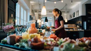 Café da manhã com buffet grátis todos os dias