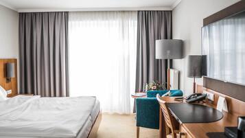 Daunenbettdecken, Schreibtisch, laptopgeeigneter Arbeitsplatz